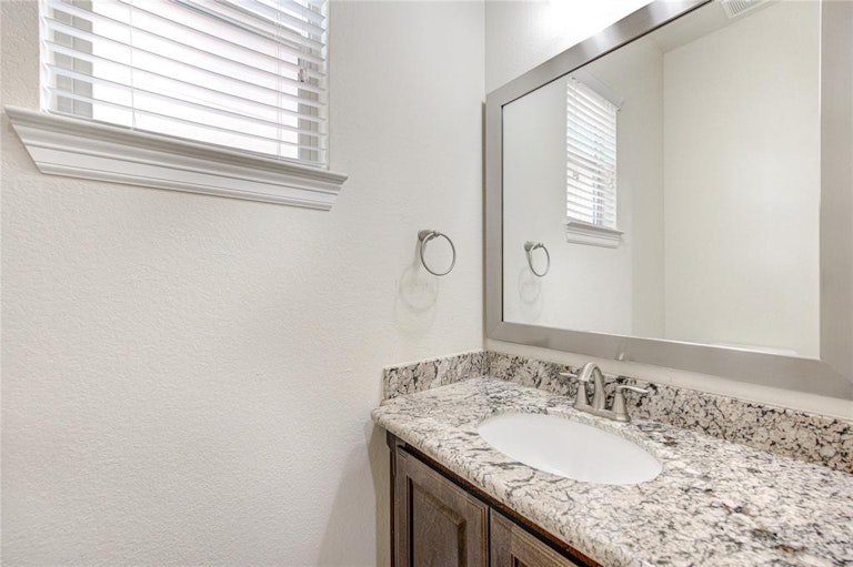 Photo 9 of 34 - 2811 Shadow Woods Ct, Houston, TX 77043