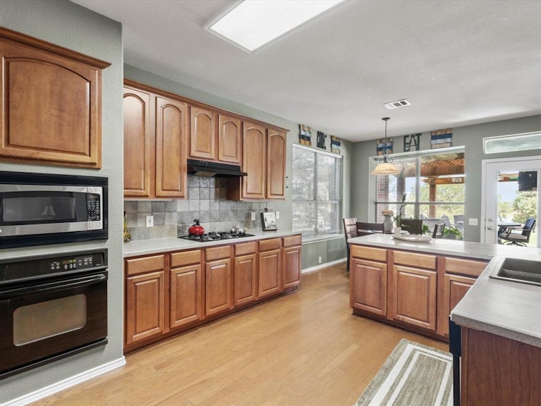 Photo 14 of 38 - 4133 Walnut Creek Ct, Fort Worth, TX 76137