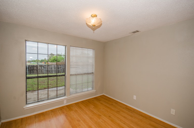 Photo 9 of 26 - 7701 Rice Dr, Rowlett, TX 75088