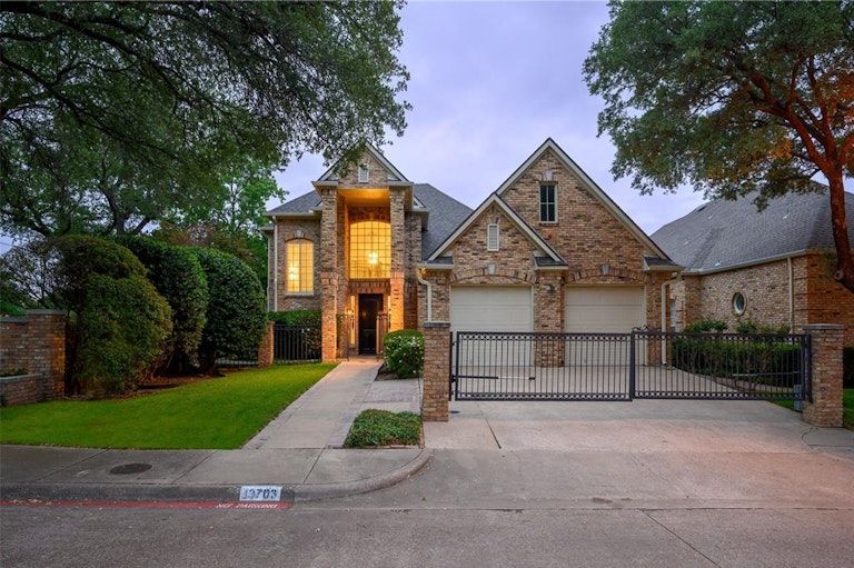 Photo 1 of 35 - 13703 Creekside Pl, Dallas, TX 75240