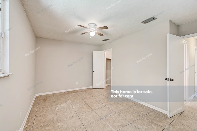 Photo 7 of 38 - 6382 Johnnie Cir W, Jacksonville, FL 32244
