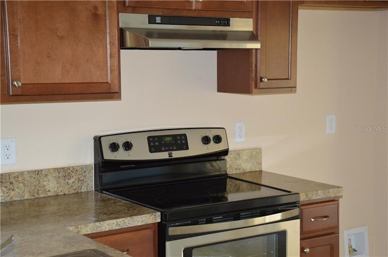 Photo 3 of 8 - 5031 Betty St N, Saint Petersburg, FL 33709