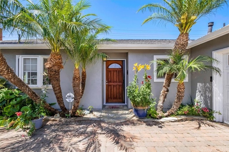 Photo 3 of 28 - 8301 Friesland Dr, Huntington Beach, CA 92647