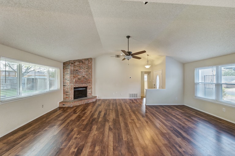 Photo 4 of 26 - 10228 Powder Horn Rd, Fort Worth, TX 76108
