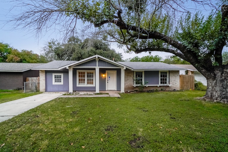 Photo 1 of 25 - 7115 Glen Trl, San Antonio, TX 78239