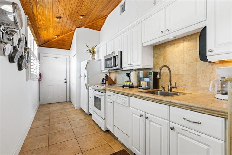 Photo 3 of 52 - 12400 Gulf Blvd #1, Saint Petersburg, FL 33706