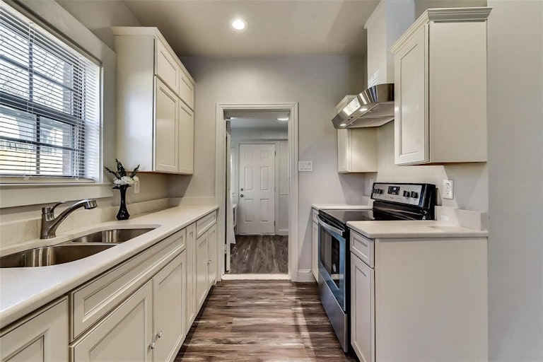 Photo 8 of 19 - 920 S Edgefield Ave, Dallas, TX 75208