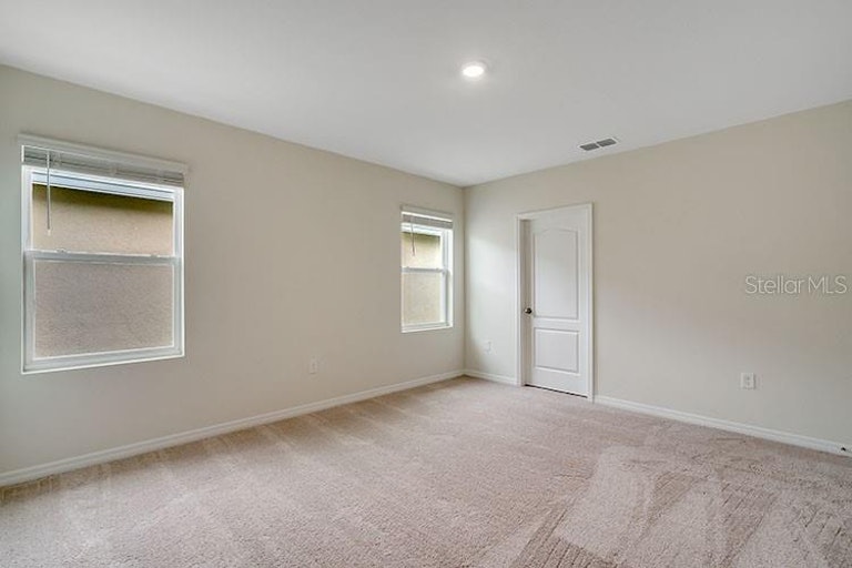 Photo 10 of 19 - 2585 Shamrock St, Tavares, FL 32778