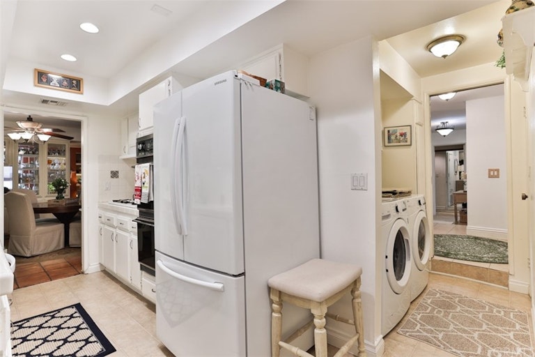 Photo 23 of 54 - 222 N Rose St #208, Burbank, CA 91505