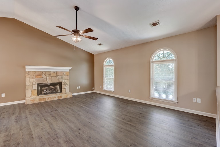 Photo 6 of 27 - 143 Stoneview Dr, Hoschton, GA 30548