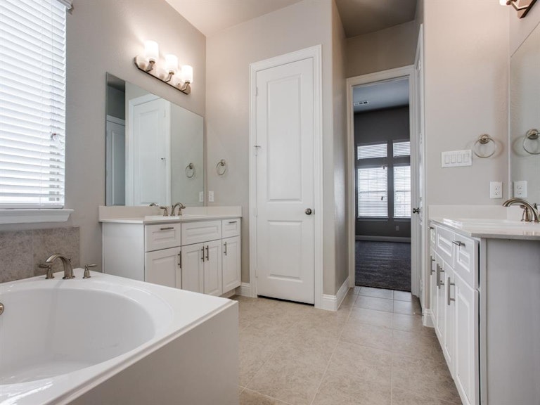 Photo 7 of 12 - 12750 Royal Oaks Ln, Dallas, TX 75234
