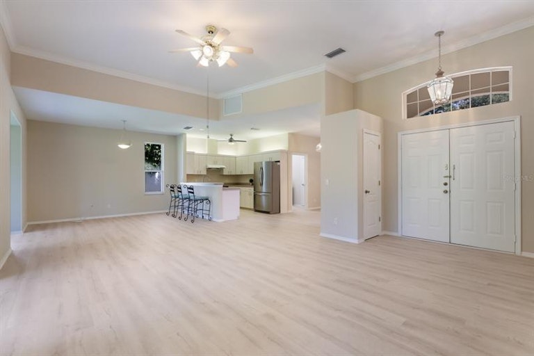 Photo 5 of 28 - 5706 Stone Pointe Dr, Sarasota, FL 34233