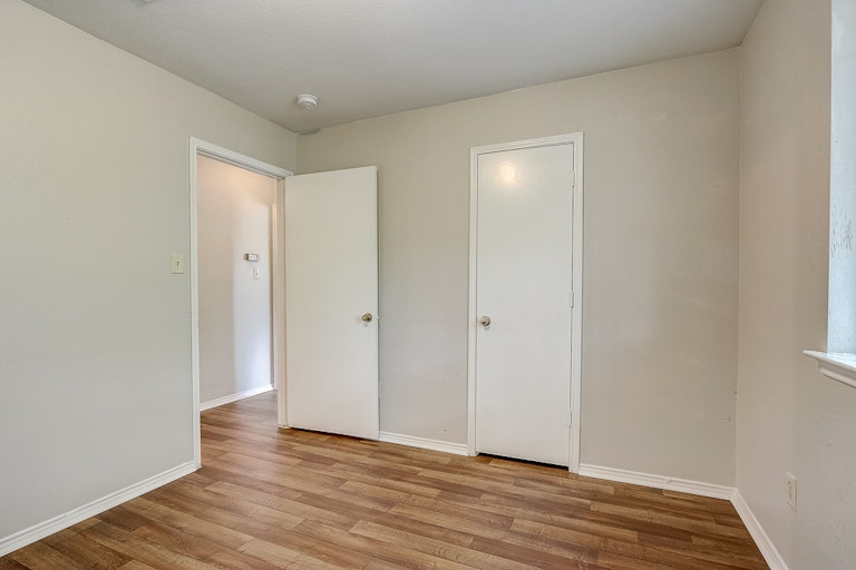 Photo 12 of 22 - 6814 Barrett Dr, Dallas, TX 75217