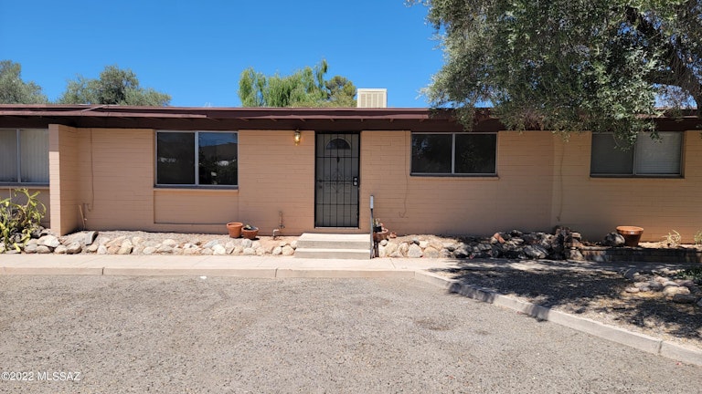 Photo 1 of 20 - 1463 W Roger Rd, Tucson, AZ 85705
