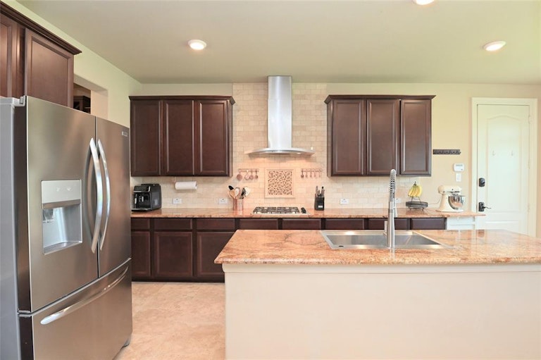 Photo 15 of 44 - 5306 Clear Landing Ct, Rosharon, TX 77583