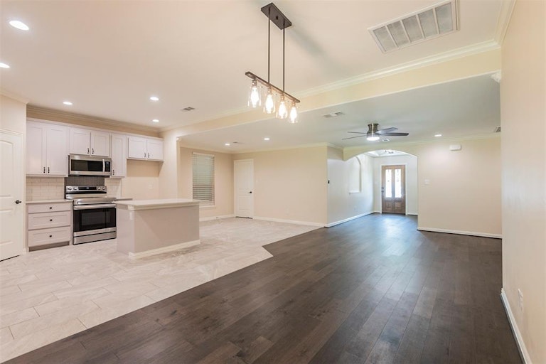 Photo 8 of 33 - 4165 Doyle Ln, Lancaster, TX 75134