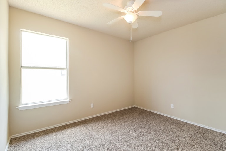 Photo 20 of 25 - 1902 Holly Springs Dr, Taylor, TX 76574