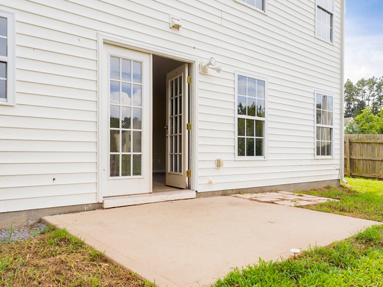 Photo 5 of 23 - 2601 Blue Iris Ln, Durham, NC 27703