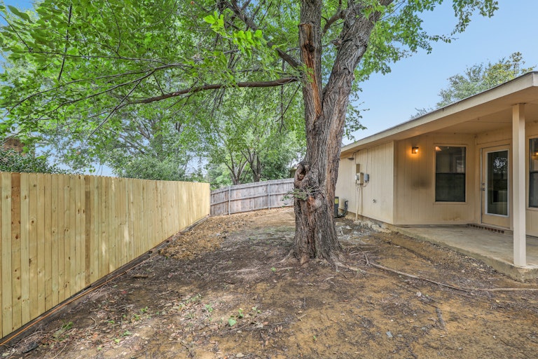 Photo 24 of 25 - 401 Angelina Dr, Arlington, TX 76018