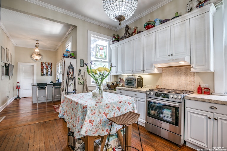 Photo 15 of 36 - 724 N Olive St, San Antonio, TX 78202