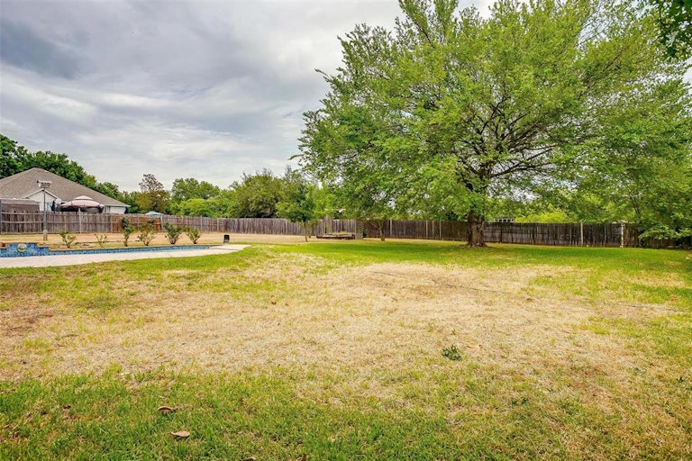 Photo 33 of 40 - 1615 E Bankhead Dr, Weatherford, TX 76086