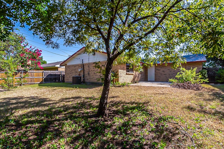 Photo 7 of 21 - 2717 Cantrell St, Irving, TX 75062