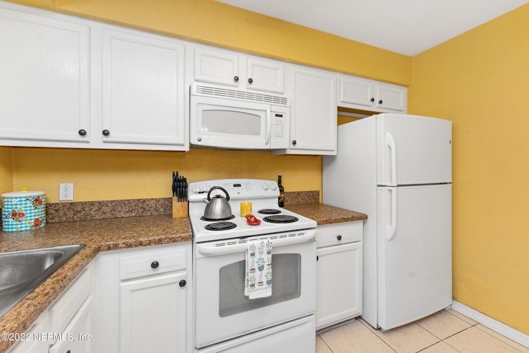 Photo 8 of 27 - 5804 Rover Dr, Jacksonville, FL 32244