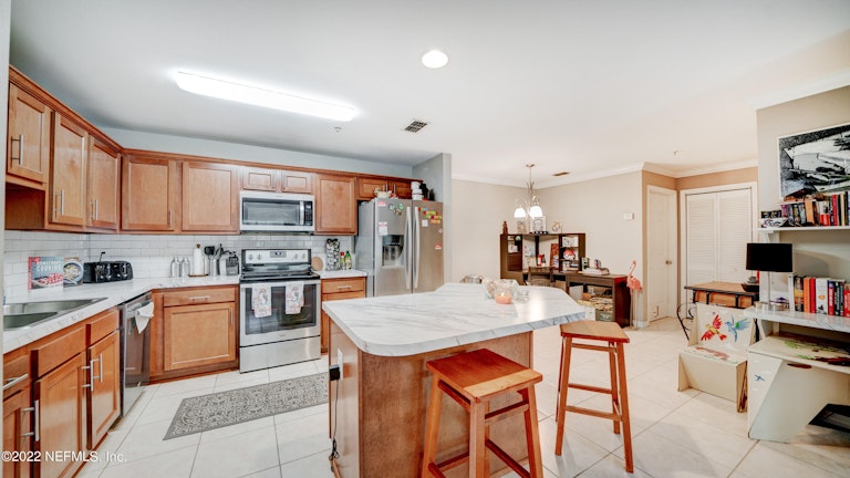 Photo 9 of 27 - 3591 Kernan Blvd S #612, Jacksonville, FL 32224
