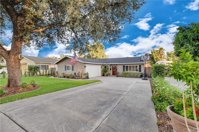 Photo 2 of 50 - 1986 Peyton Rd, La Verne, CA 91750