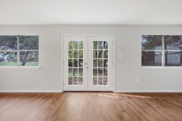 Photo 10 of 25 - 2233 Biscayne Dr W, Irving, TX 75060
