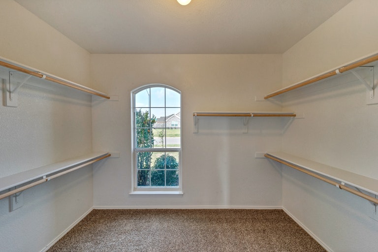 Photo 18 of 32 - 400 Stone Crossing Ln, Fort Worth, TX 76140