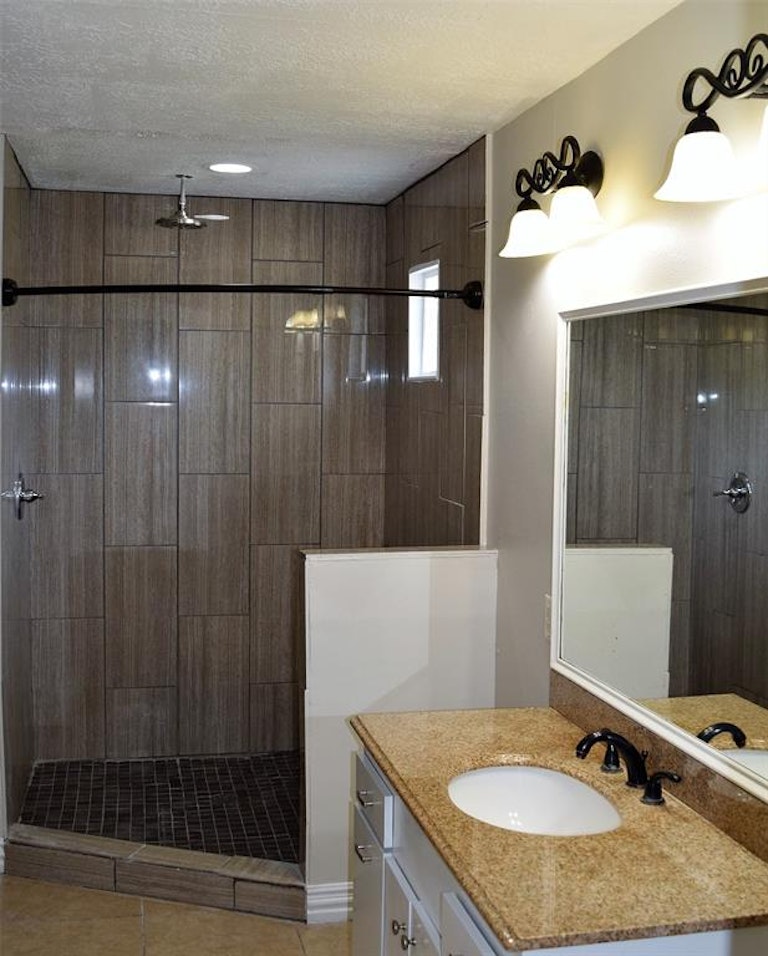 Photo 12 of 26 - 10262 Scotsbrook Dr, Houston, TX 77038