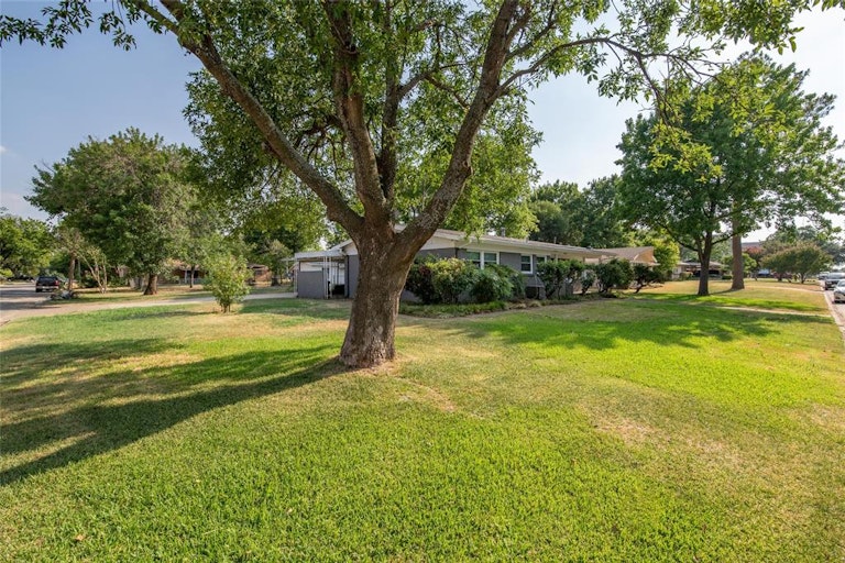 Photo 3 of 27 - 7832 Mary Frances Ln, North Richland Hills, TX 76180