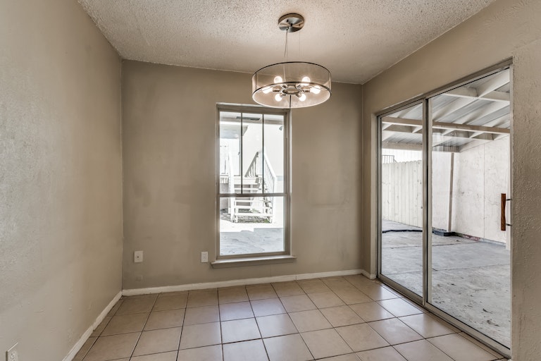 Photo 9 of 21 - 509 Valley Park Dr, Garland, TX 75043