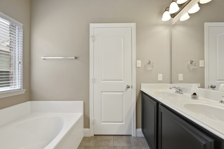 Photo 23 of 36 - 5848 Burgundy Rose Dr, Fort Worth, TX 76123