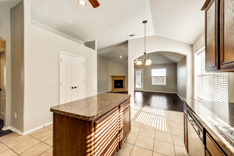 Photo 9 of 27 - 8508 Minturn Dr, Fort Worth, TX 76131