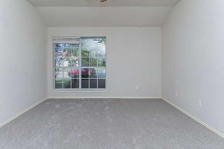 Photo 17 of 20 - 1028 Essex Dr, Cedar Hill, TX 75104