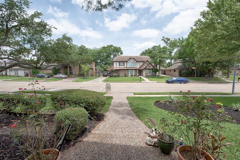 Photo 6 of 42 - 15806 Brook Forest Dr, Houston, TX 77059