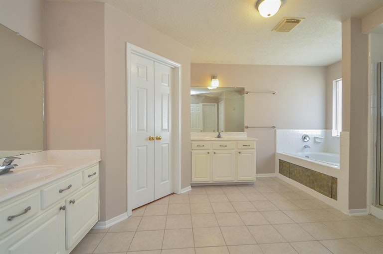 Photo 25 of 34 - 14810 Winterfair Dr, Houston, TX 77082