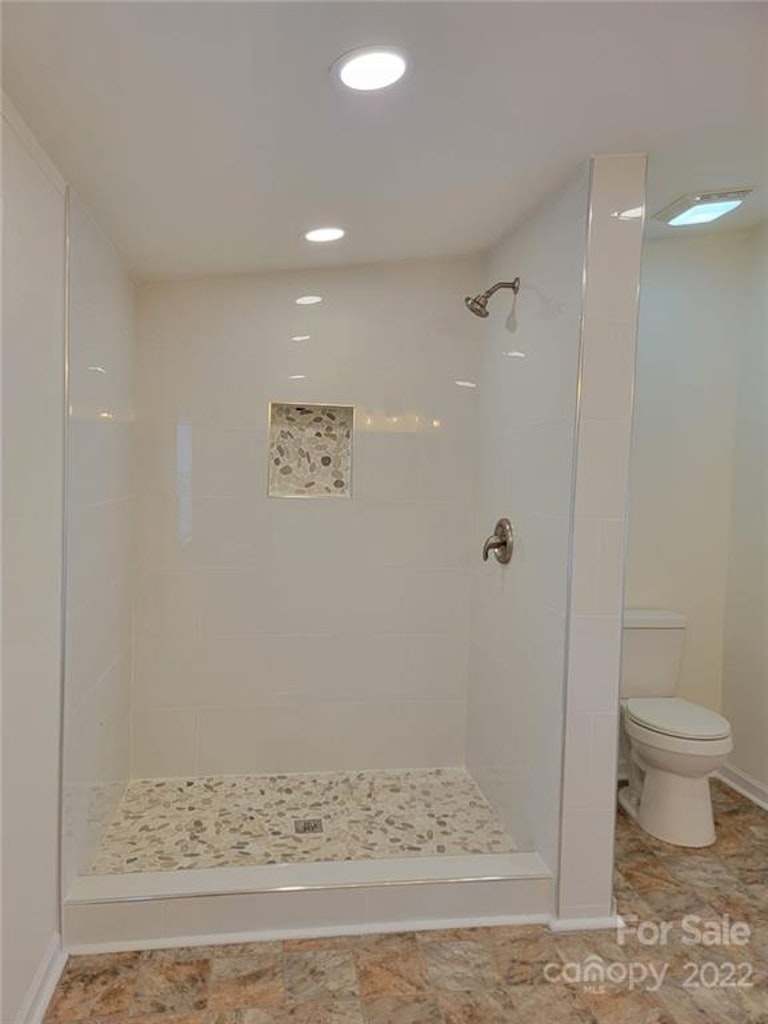 Photo 20 of 28 - 6036 Frazier Dr, Davidson, NC 28036
