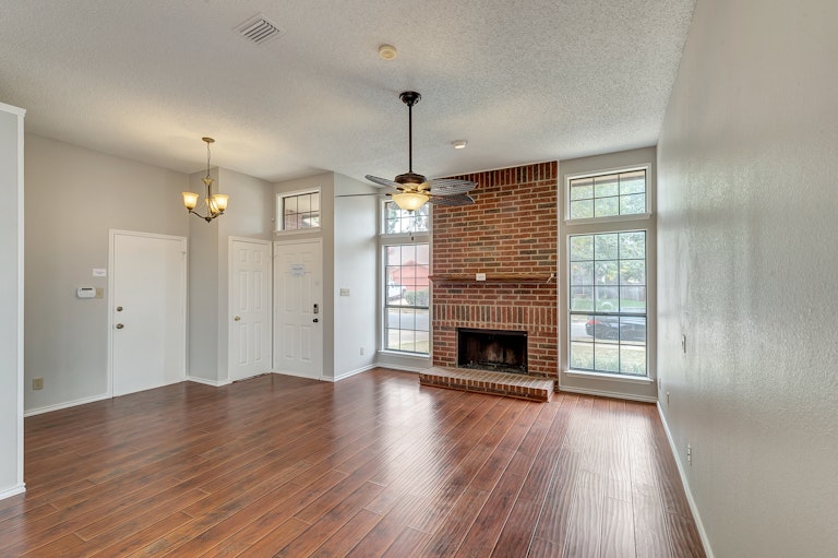 Photo 13 of 29 - 2553 Forest Creek Dr, Fort Worth, TX 76123