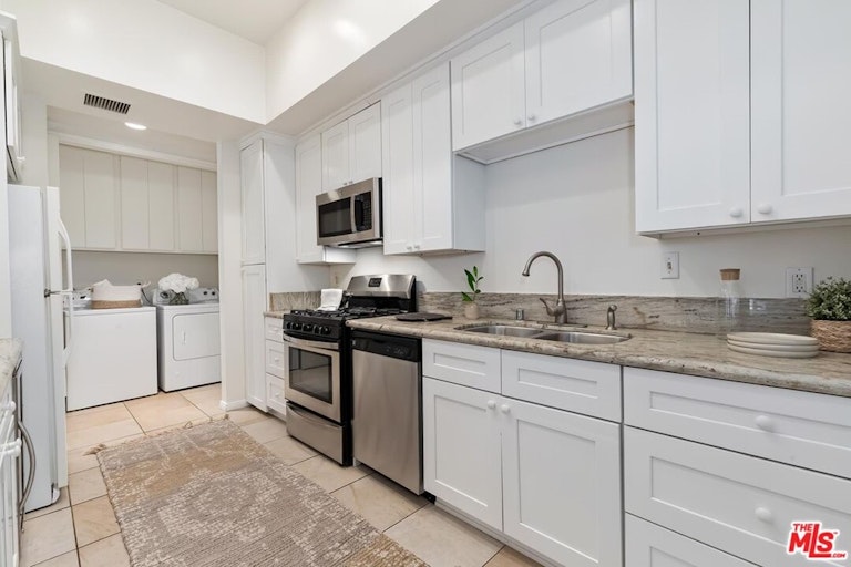 Photo 13 of 25 - 10960 Wellworth Ave #102, Los Angeles, CA 90024