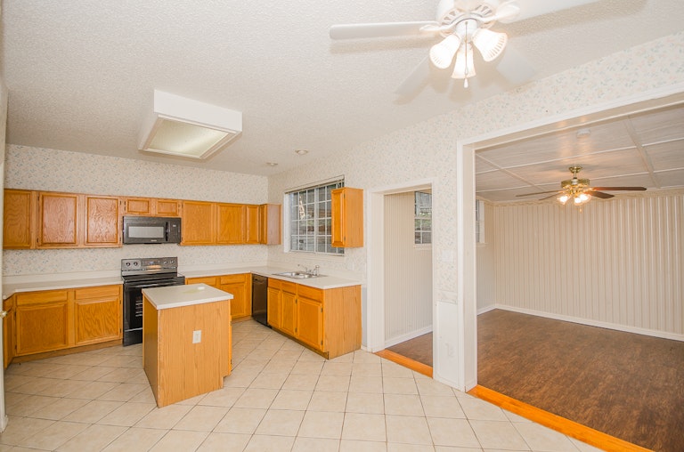 Photo 4 of 25 - 112 Marshall Dr, Cedar Hill, TX 75104