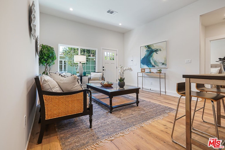 Photo 27 of 32 - 22647 Burbank Blvd, Woodland Hills, CA 91367