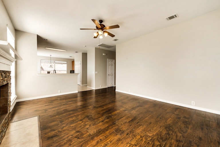 Photo 9 of 31 - 4412 Vista Meadows Dr, Fort Worth, TX 76244