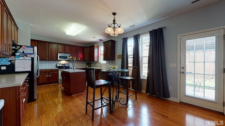 Photo 8 of 40 - 6209 Sparkling Brook Dr, Raleigh, NC 27616
