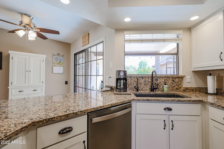 Photo 3 of 38 - 5207 E Half Moon Dr, Phoenix, AZ 85044