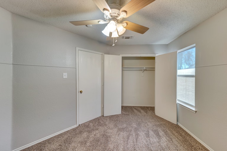Photo 22 of 27 - 909 Ryanfield Ct, Burleson, TX 76028
