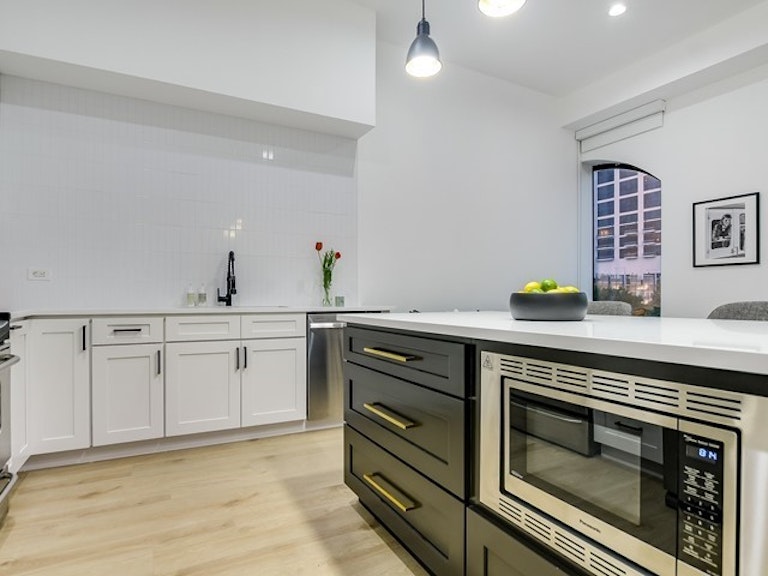 Photo 9 of 28 - 507 Sabine St #303, Austin, TX 78701