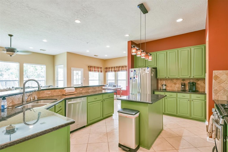 Photo 18 of 41 - 3111 Genessee Creek Ln, Friendswood, TX 77546